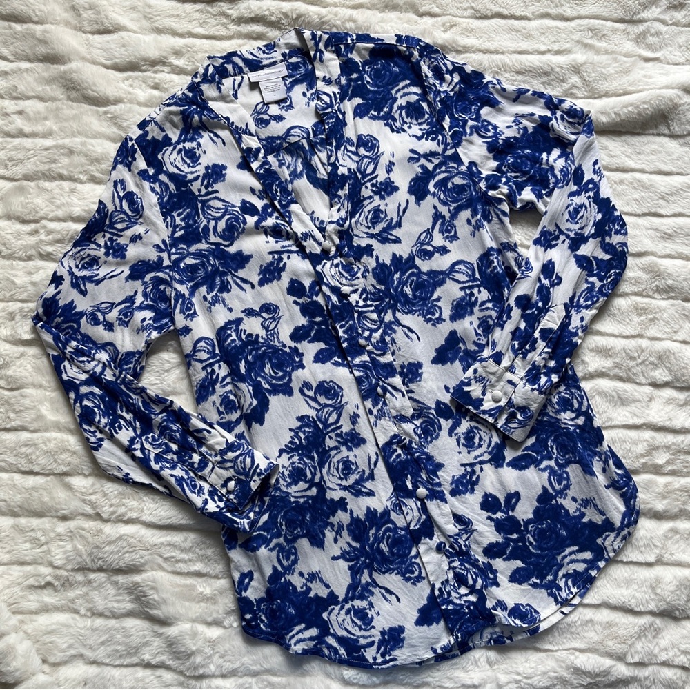 Soft surroundings blue white floral long sleeve blouse